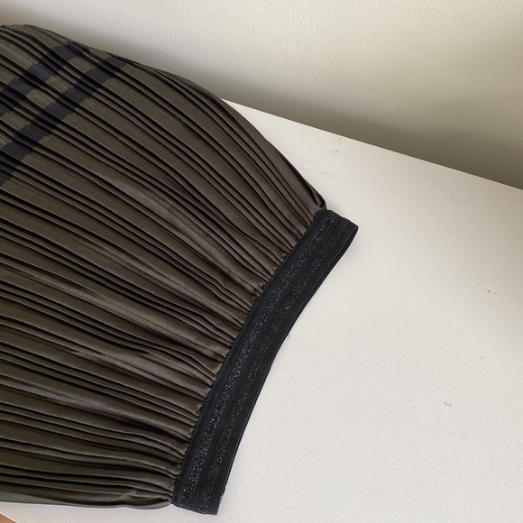 Zara dark green pleated skirt with black detailing - Picture 5 of 5